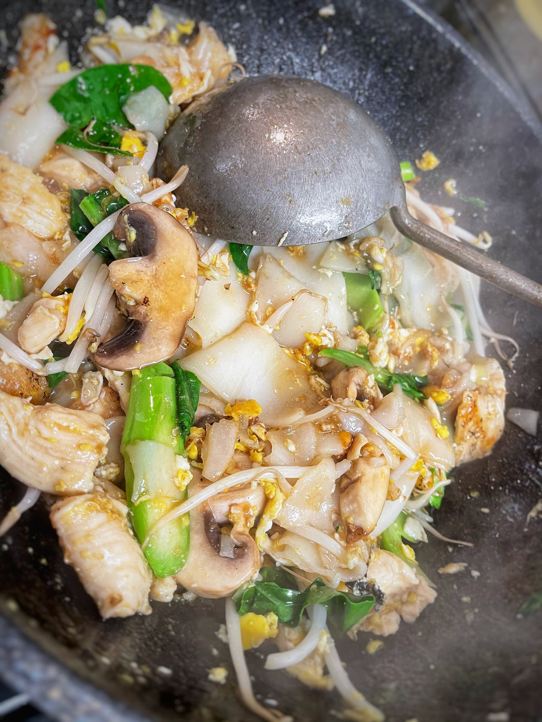Pad Hu Tieu (Wide Noodles w Sweet Chili Sauce)